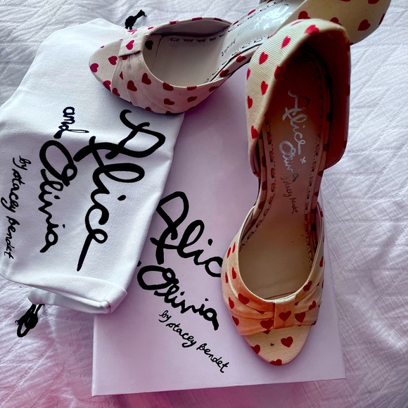 Alice & Olivia Gigi heart-print grosgrain peep-toe pump. Never worn. Size 38. - Picture 7 of 8